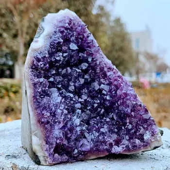 Gražus Ametistas urvas akmuo, gamtinis kristalų energijos gijimas baldus dovana