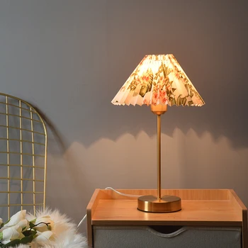 Retro stalo lempa mergina net raudona miegamojo lovos paprastas plisuotos Šiaurės korėjos literatūros ir meno gėlių stalo lempa