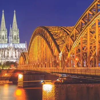 Užuolaidų Kelno Katedra ir Hohencolernai Tilto per Reino Upę, Kelnas, Vokietija Tamsiai Mėlyna Aukso